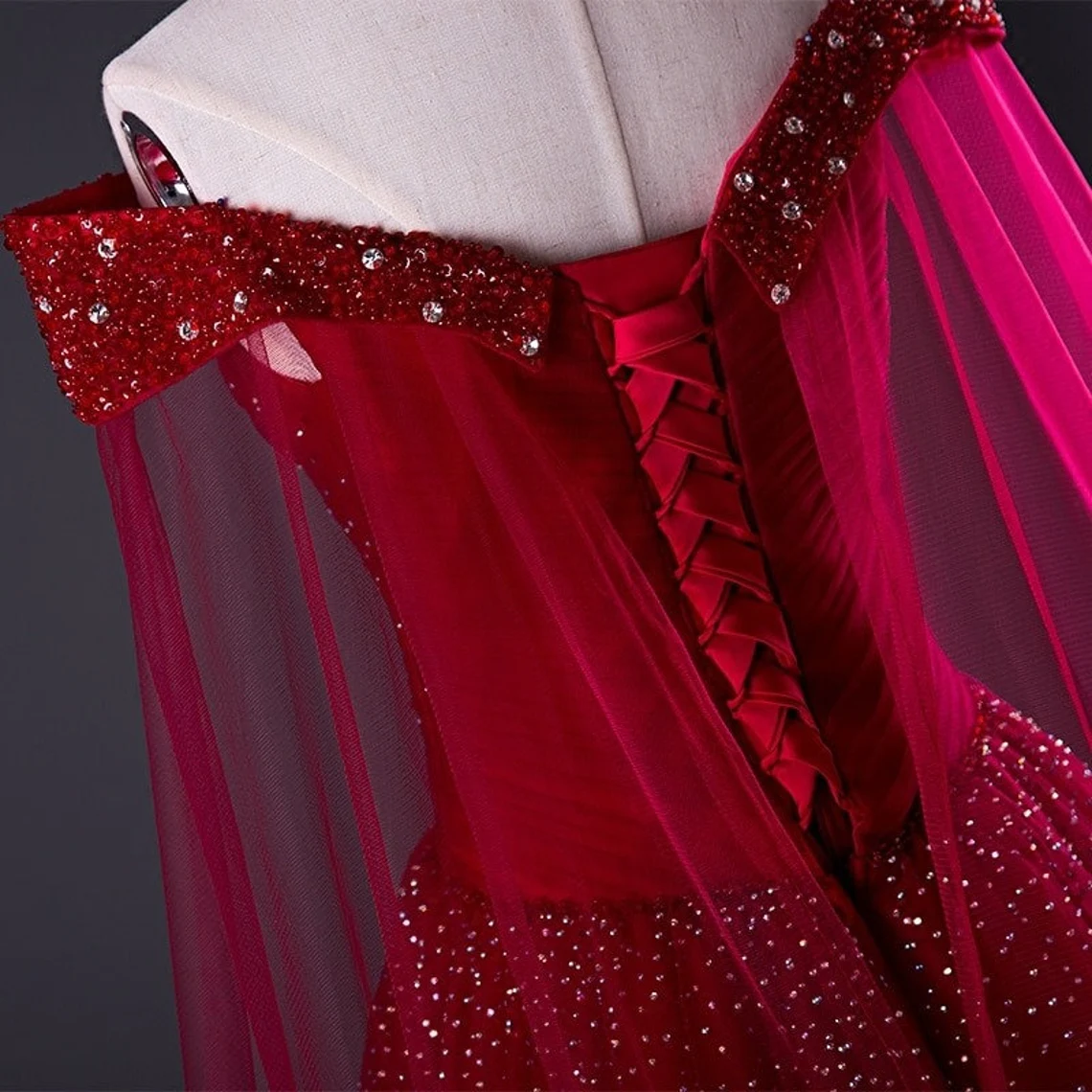 Vestido de fiesta largo de tul rojo vino con cuentas y brillo 