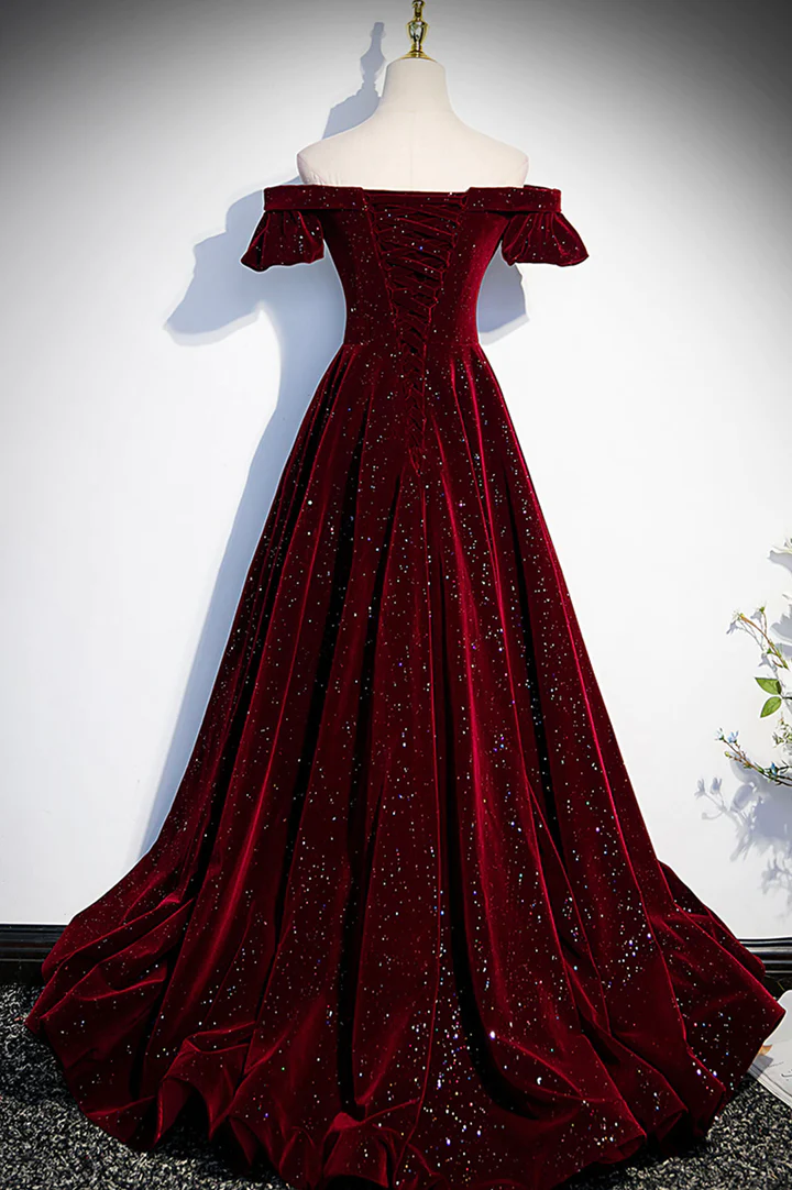 Vestido de noche formal largo con hombros descubiertos de terciopelo rojo vino 
