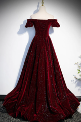 Vestido de noche formal largo con hombros descubiertos de terciopelo rojo vino 