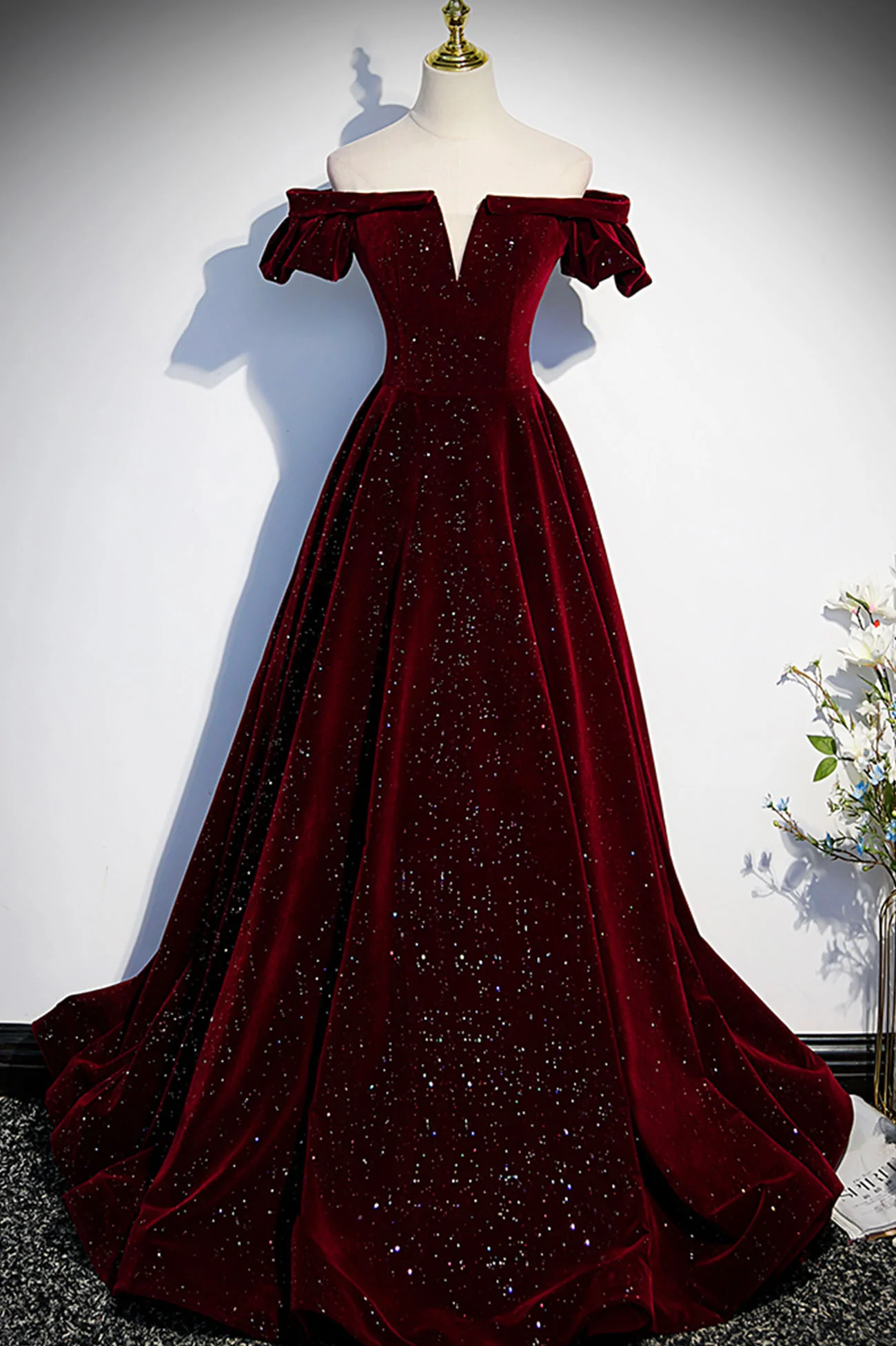 Vestido de noche formal largo con hombros descubiertos de terciopelo rojo vino 