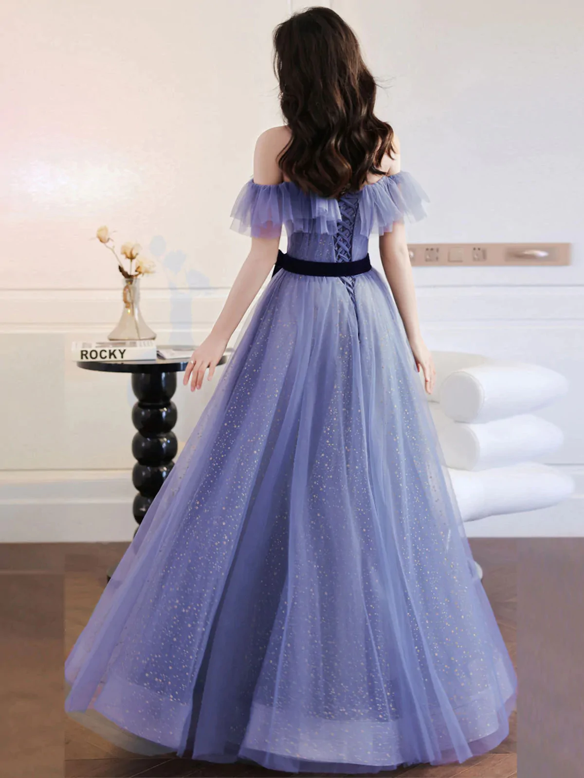 Vestido formal morado claro de tul con escote en forma de corazón y hombros descubiertos 