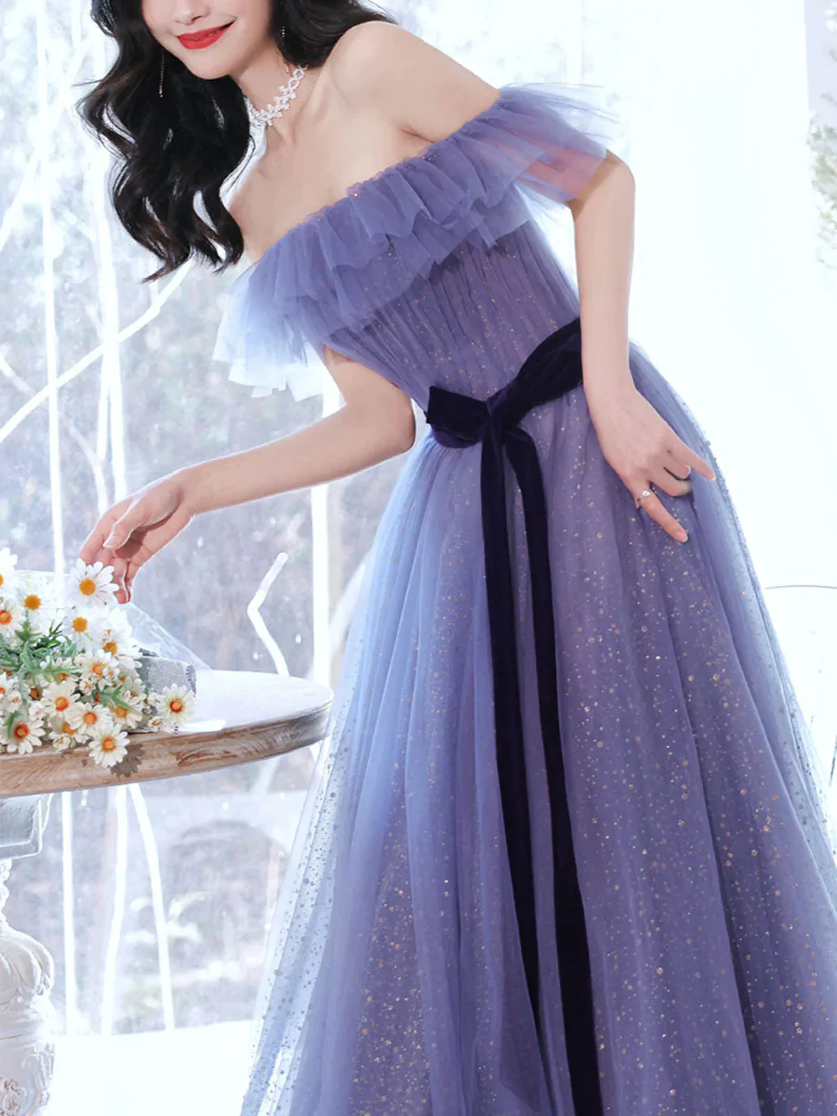 Vestido formal morado claro de tul con escote en forma de corazón y hombros descubiertos 