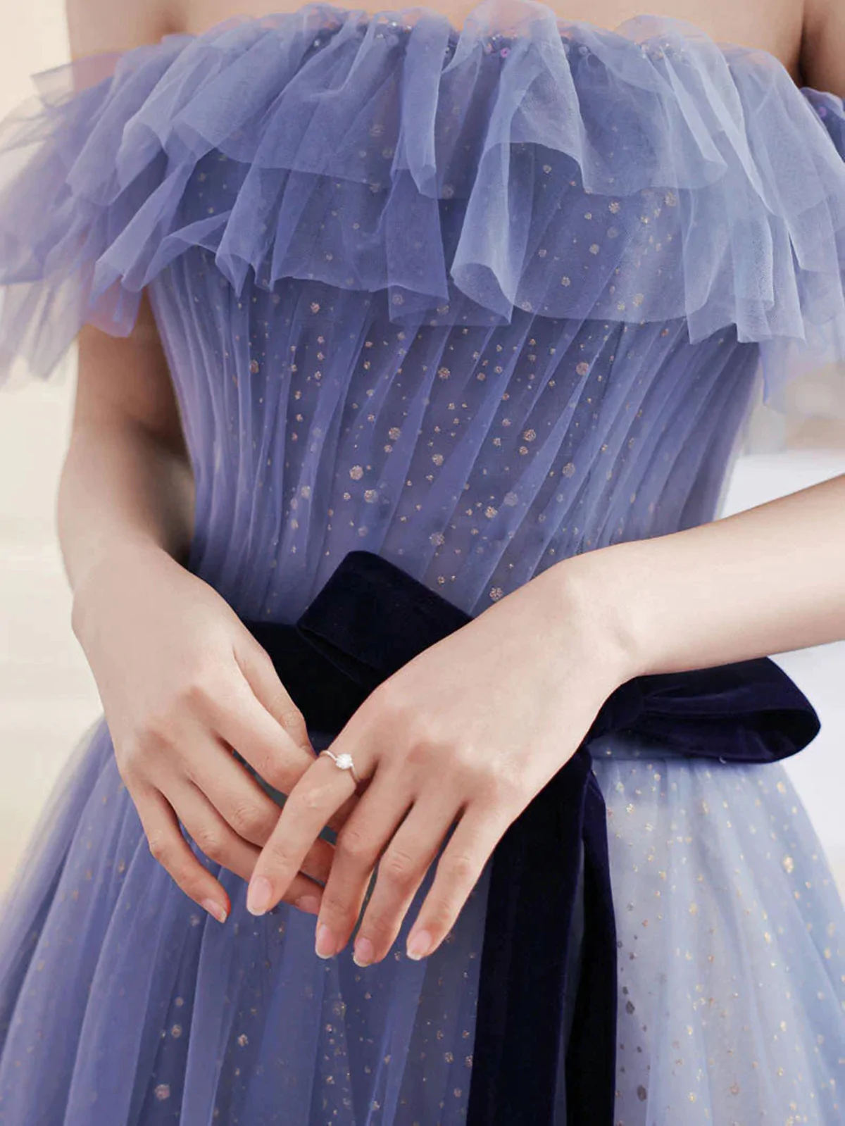 Vestido formal morado claro de tul con escote en forma de corazón y hombros descubiertos 
