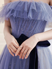 Vestido formal morado claro de tul con escote en forma de corazón y hombros descubiertos 