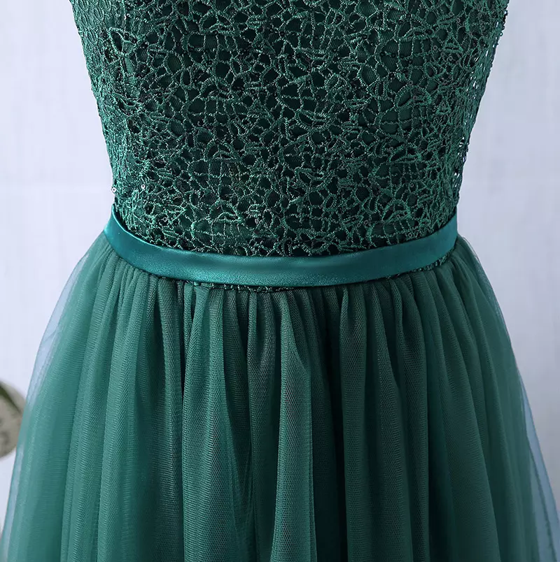 Hermoso vestido de dama de honor de encaje y tul 