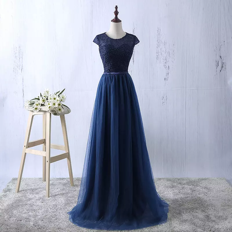 Hermoso vestido de dama de honor de encaje y tul 