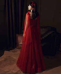 Vestido de noche largo con tirantes de tul brillante color rojo vino 
