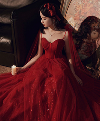 Vestido de noche largo con tirantes de tul brillante color rojo vino 