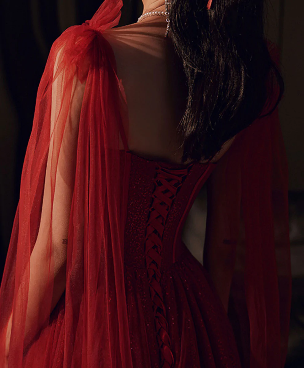Vestido de noche largo con tirantes de tul brillante color rojo vino 