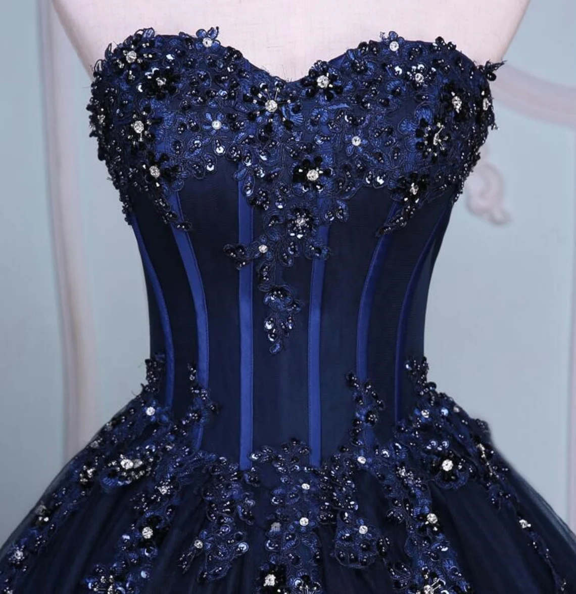 Vestido largo de fiesta de tul con apliques de encaje azul marino 
