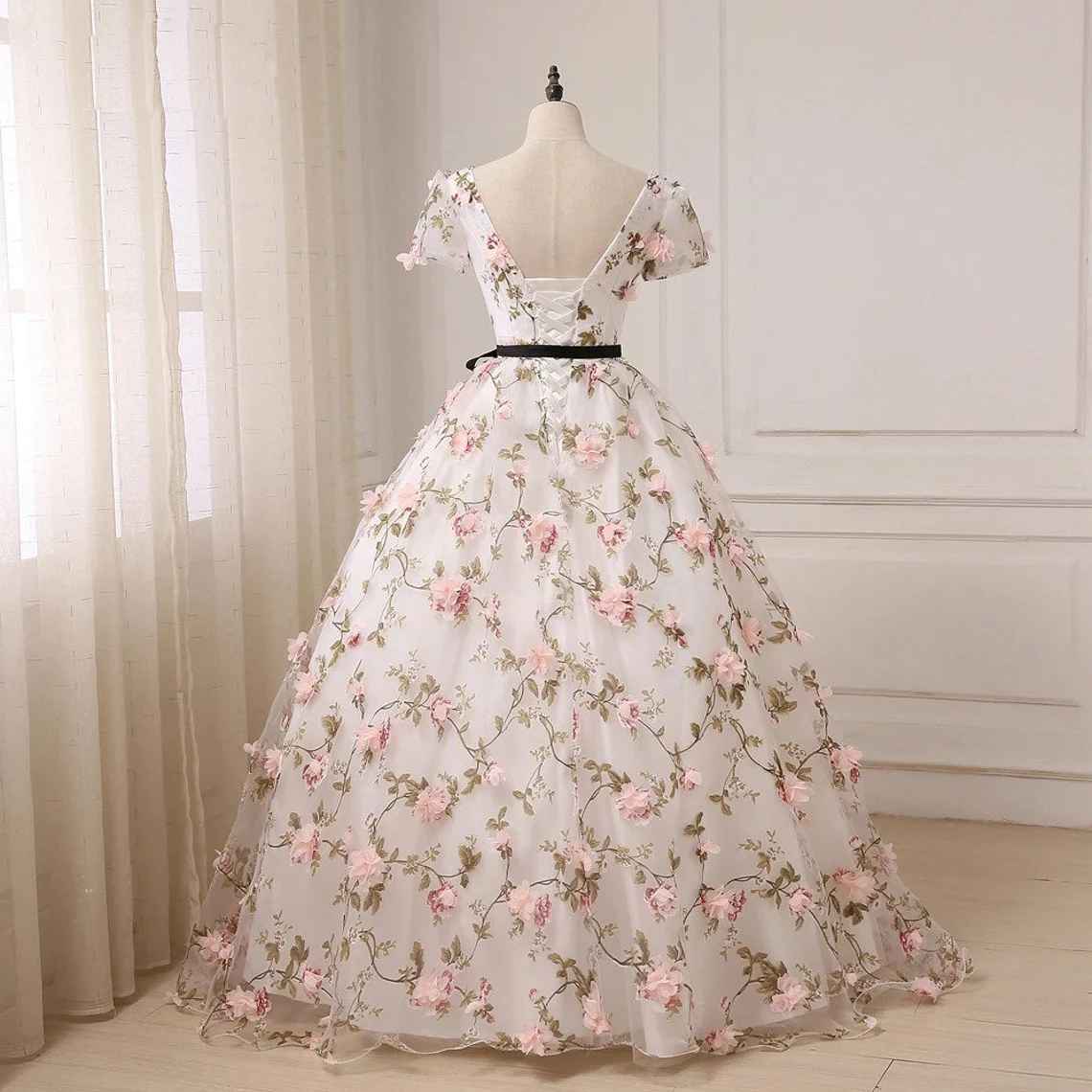 Hermoso vestido de fiesta largo con flores 