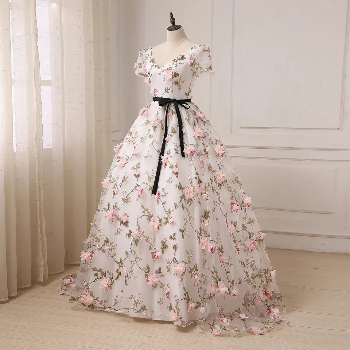 Hermoso vestido de fiesta largo con flores 