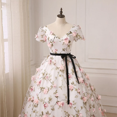 Hermoso vestido de fiesta largo con flores 