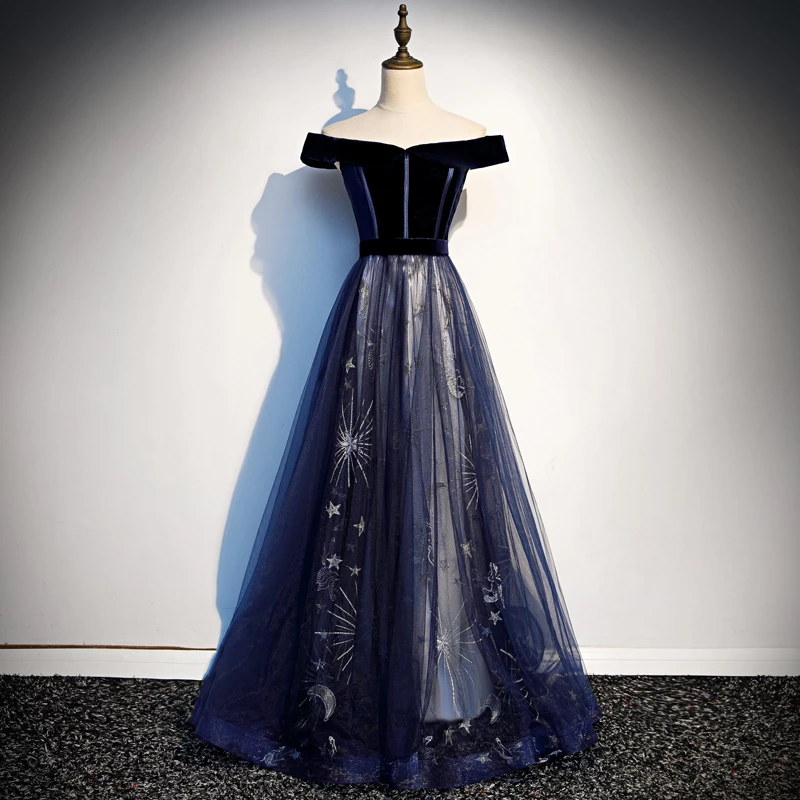 Vestido de fiesta de terciopelo y tul con hombros descubiertos y estampado floral azul marino 