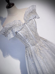 Vestido de fiesta con hombros descubiertos de tul brillante gris plateado 
