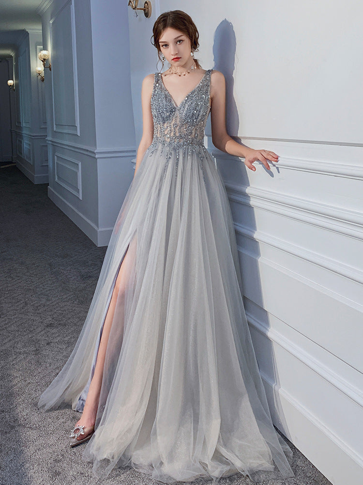 Vestido de noche largo de tul con cuentas en gris plateado, escote en V y abertura en la pierna 