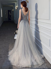 Vestido de noche largo de tul con cuentas en gris plateado, escote en V y abertura en la pierna 