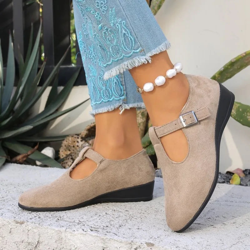 Autumn Large Size Retro Pointed Toe Leather Shoes Soft Leather Low Heel Casual Mary Jane Shoes Comfortable Footwear