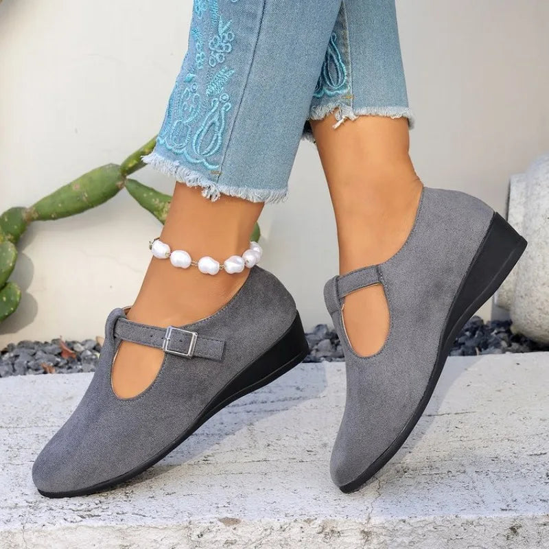 Autumn Large Size Retro Pointed Toe Leather Shoes Soft Leather Low Heel Casual Mary Jane Shoes Comfortable Footwear