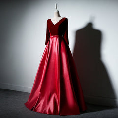 Vestido de noche largo con escote en V en terciopelo y satén rojo oscuro 