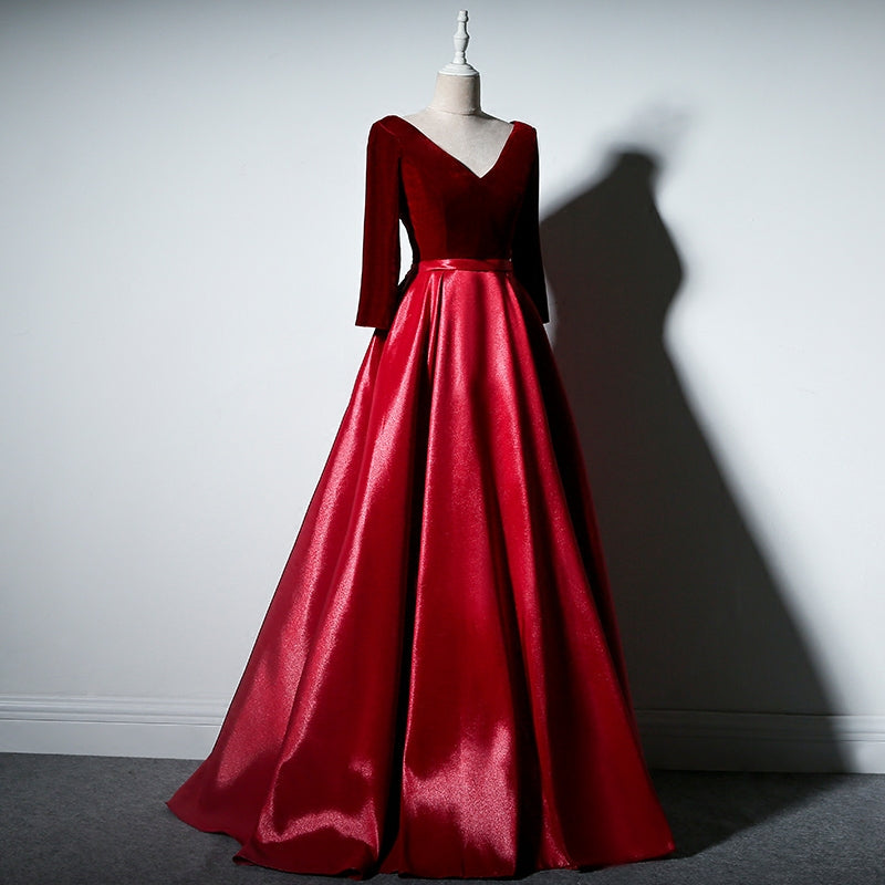 Vestido de noche largo con escote en V en terciopelo y satén rojo oscuro 