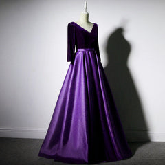 Vestido de fiesta largo de terciopelo y satén con escote en V y mangas largas en color morado oscuro 