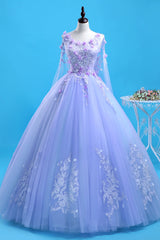Hermoso vestido de fiesta con escote redondo y flores de lavanda 