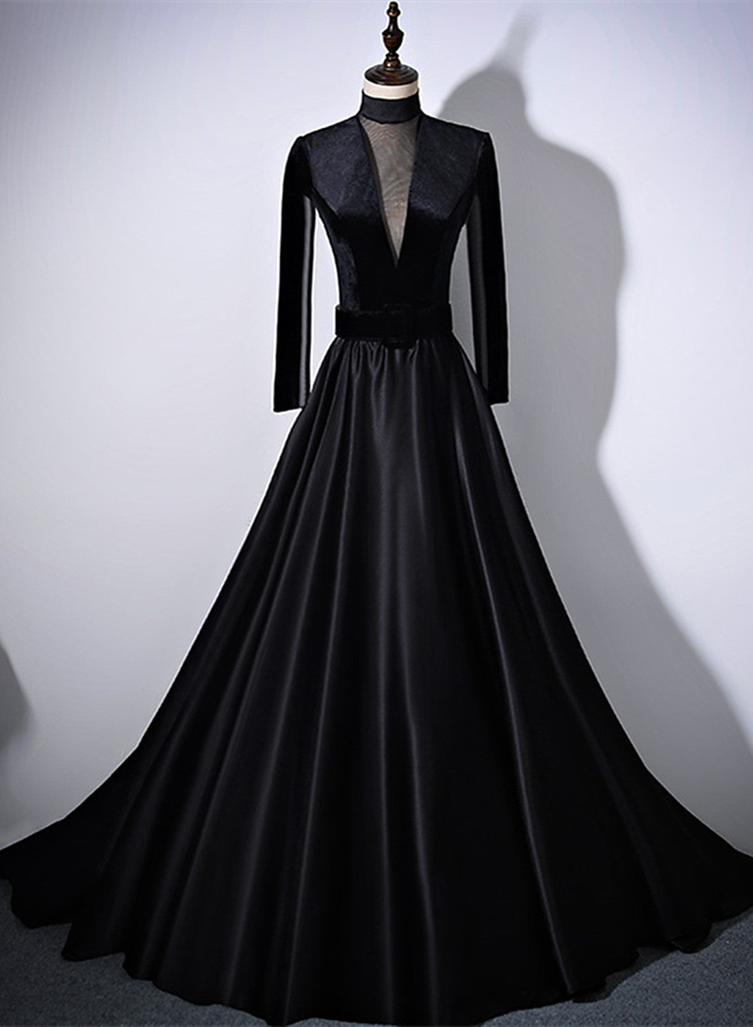 Vestido formal de terciopelo negro y satén con mangas largas y espalda transparente 