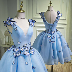 Lindo vestido de fiesta de tul azul con escote en V 