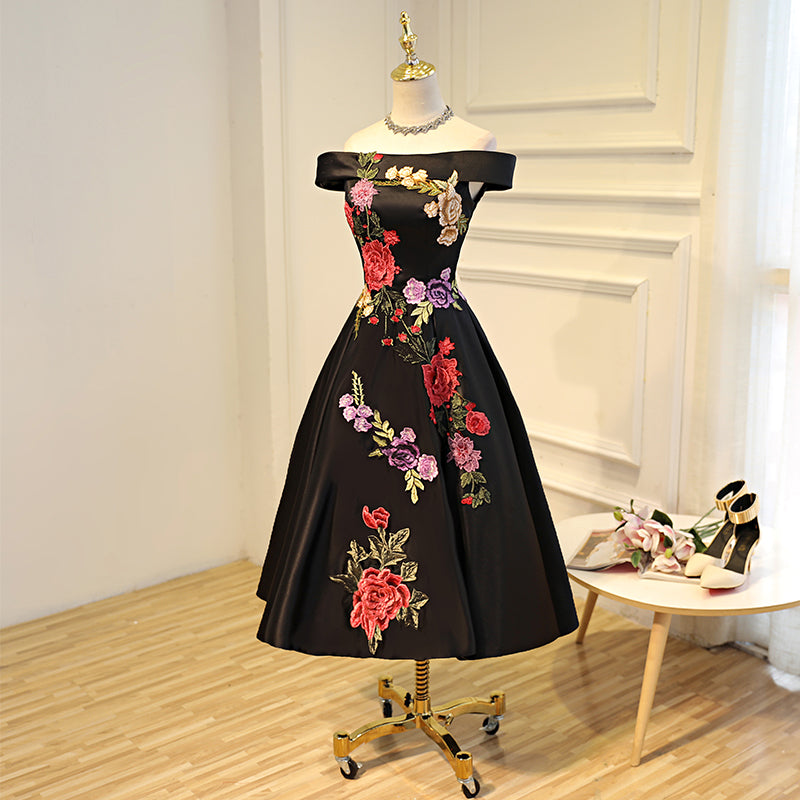 Hermoso vestido de dama de honor corto de satén con flores y hombros descubiertos 