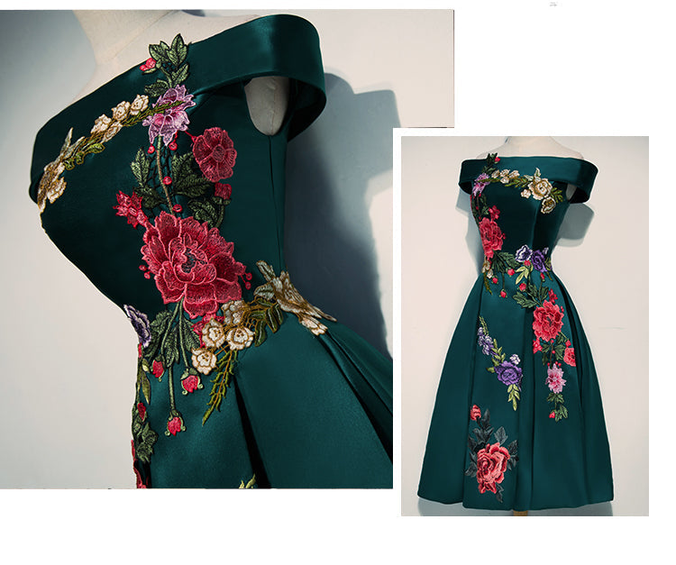 Hermoso vestido de dama de honor corto de satén con flores y hombros descubiertos 