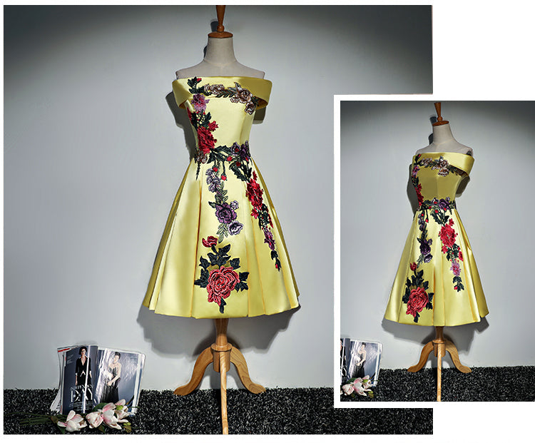 Hermoso vestido de dama de honor corto de satén con flores y hombros descubiertos 