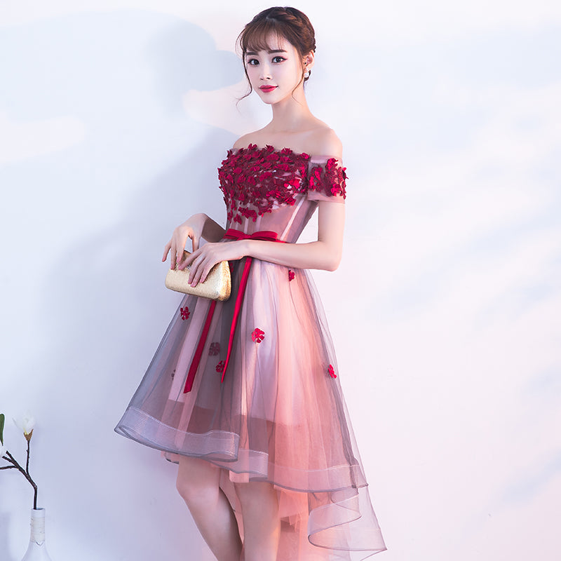 Vestido de fiesta de tul rosa con flores y corte alto bajo 