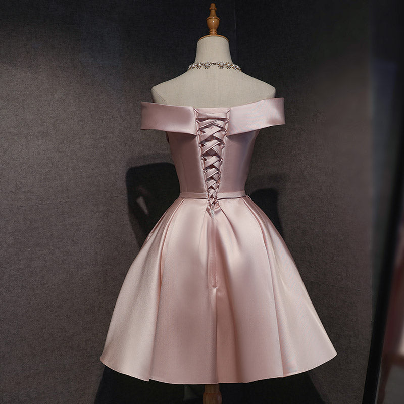Lindo vestido formal de satén rosa con hombros descubiertos y largo hasta la rodilla 