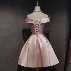 Lindo vestido formal de satén rosa con hombros descubiertos y largo hasta la rodilla 
