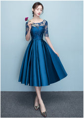 Precioso vestido de fiesta de satén y encaje de manga corta azul 