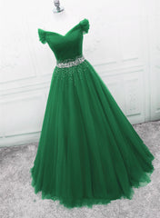 Vestido formal verde de tul con cuentas y hombros descubiertos en corte A 