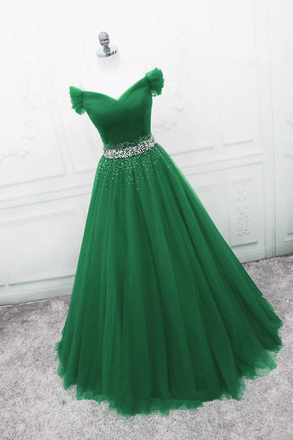 Vestido formal verde de tul con cuentas y hombros descubiertos en corte A 