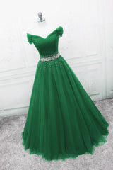 Vestido formal verde de tul con cuentas y hombros descubiertos en corte A 