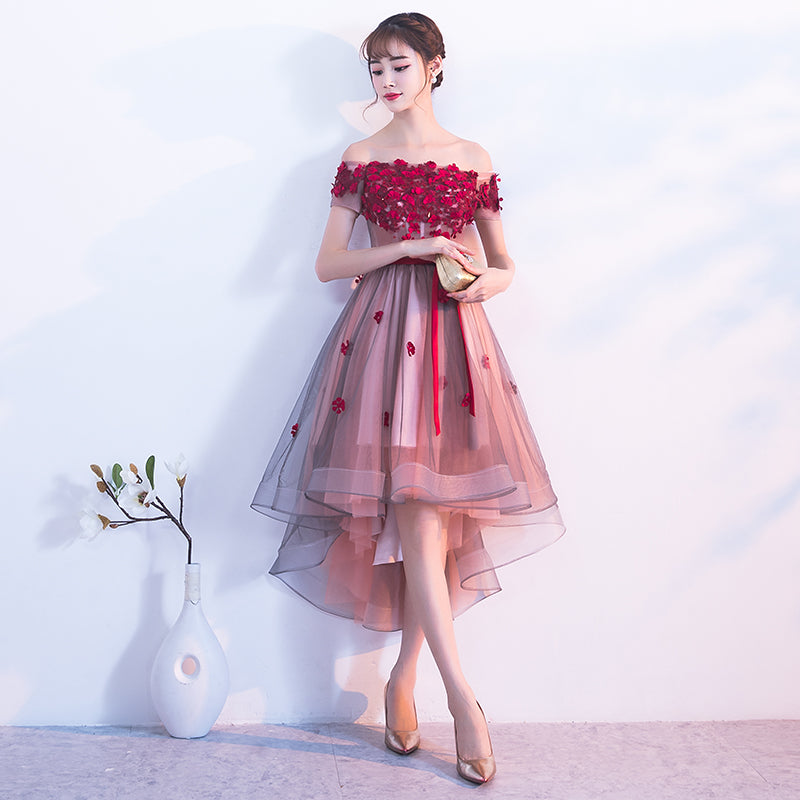 Vestido de fiesta de tul rosa con flores y corte alto bajo 