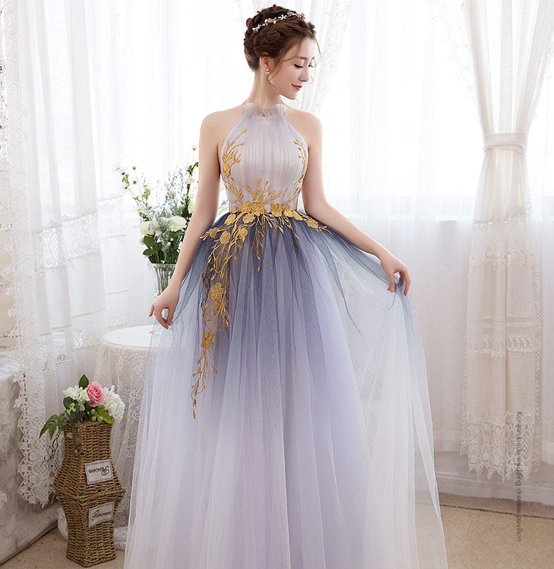 Hermoso vestido de noche de tul con escote halter degradado y encaje 