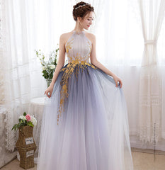 Hermoso vestido de noche de tul con escote halter degradado y encaje 