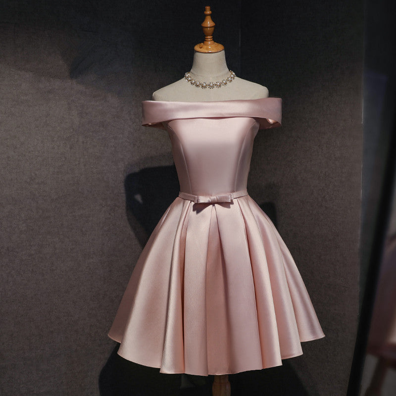 Lindo vestido formal de satén rosa con hombros descubiertos y largo hasta la rodilla 