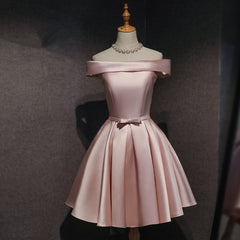 Lindo vestido formal de satén rosa con hombros descubiertos y largo hasta la rodilla 