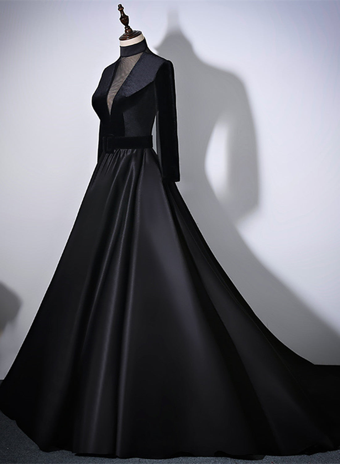 Vestido formal de terciopelo negro y satén con mangas largas y espalda transparente 
