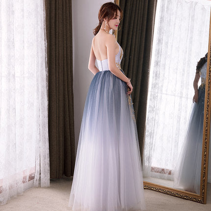 Hermoso vestido de noche de tul con escote halter degradado y encaje 