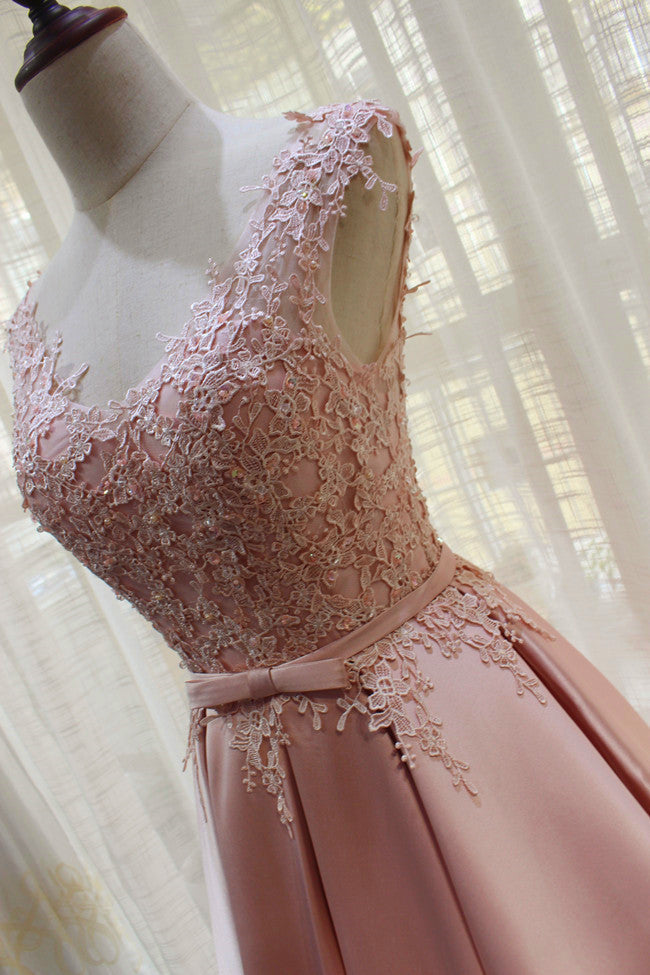 Encantador vestido formal largo de satén rosa 