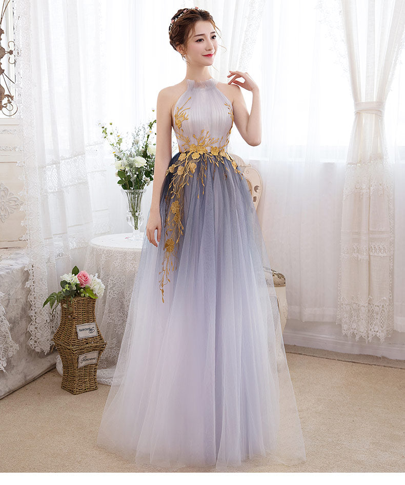 Hermoso vestido de noche de tul con escote halter degradado y encaje 