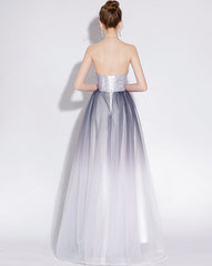 Hermoso vestido de fiesta largo de tul degradado con cuello halter y corte A 
