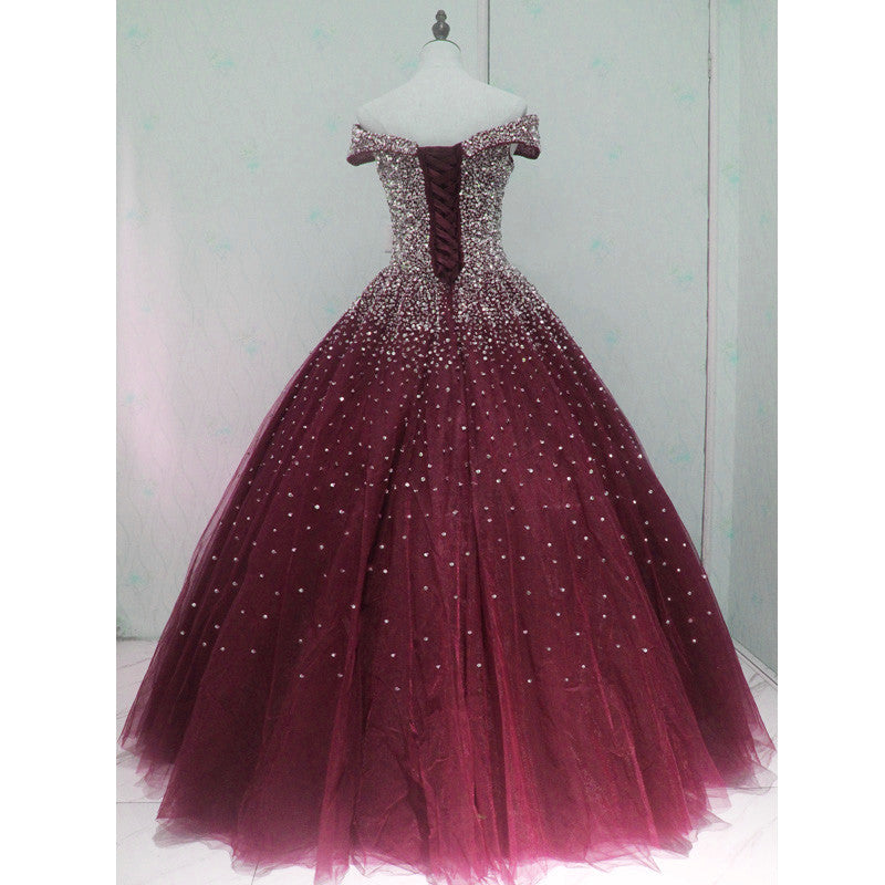 Hermoso vestido de fiesta de quinceañera con hombros descubiertos en color burdeos brillante 